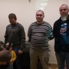 Pokaz broni w budynku wielofunkcyjnym